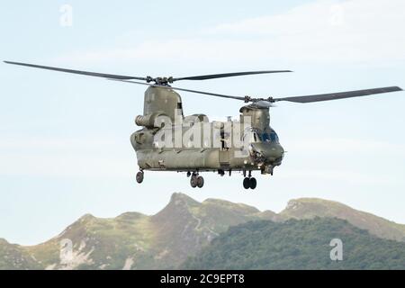 Chinook survolant l'estuaire du Mawddach Banque D'Images