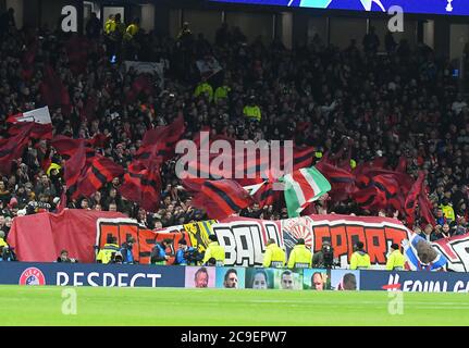 LONDRES, ANGLETERRE - 19 FÉVRIER 2020 : les fans de RB Leipzig sont photographiés avant la première étape du tournoi de 16 de l'UEFA Champions League 2019/20 entre le Tottenham Hotspur FC et le RB Leipzig au stade Tottenham Hotspur. Banque D'Images