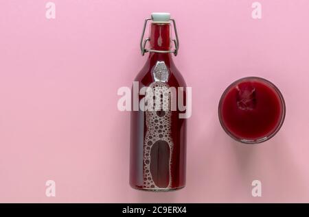 Boisson aigre à la cerise avec de la glace dans un verre et une bouteille. Banque D'Images