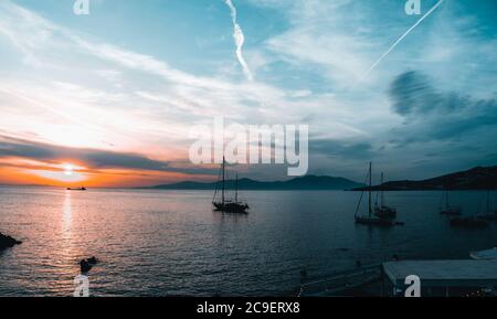 Magnifique coucher de soleil sur l'île de Mykonos, Grèce. Banque D'Images