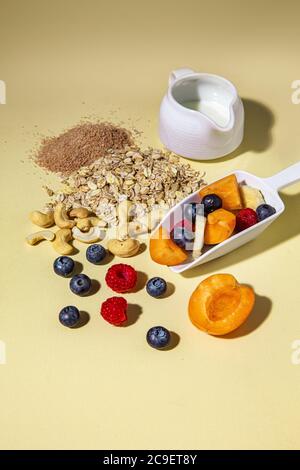 Ingrédients du petit déjeuner de muesli frais dispersés sur la table. Banque D'Images