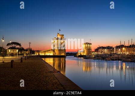 Le vieux port de la Rochelle, la ville française et le port au coucher du soleil. Vue panoramique Banque D'Images