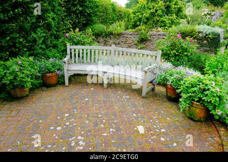 Patio rustique avec banc en bois - John Gollop Banque D'Images