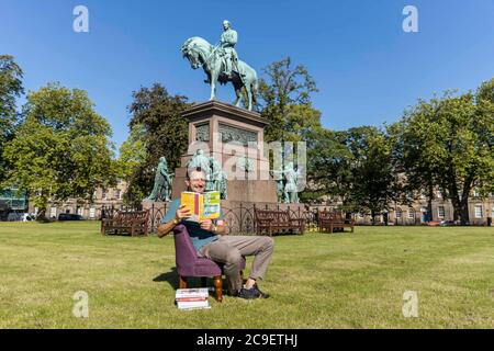 Édimbourg, Royaume-Uni. 31 juillet 2020 en photo : Directeur du Festival international du livre d'Édimbourg, Nick Barley lance le Programme en ligne 2020 dans un jardin vide de Charlotte Square, le lieu habituel du festival. L'événement en ligne se déroule du 15 août au 31 août avec 140 conversations en ligne en direct de 200 auteurs répartis dans 30 pays. Crédit : Rich Dyson/Alay Live News Banque D'Images