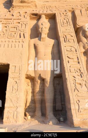 Statue colossale au temple Hathor de la reine Nefertari, Abu Simbel, Égypte Banque D'Images