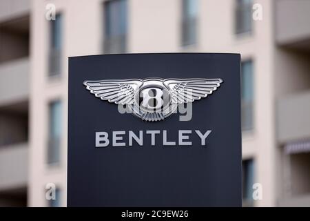 Cologne, Allemagne. 28 juillet 2020. Le logo du constructeur automobile Bentley, qui appartient à Volkswagen AG depuis 1998 et est le fournisseur officiel de la famille royale britannique, sur le terrain de Motorworld Koln Rheinland. Koln, 28 juillet 2020 | usage Worldwide Credit: dpa/Alay Live News Banque D'Images