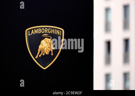 Cologne, Allemagne. 28 juillet 2020. Le logo du constructeur automobile Lamborghini, qui appartient au groupe Volkswagen en tant que partie d'Audi AG, sur le terrain de Motorworld Koln Rheinland. Koln, 28 juillet 2020 | usage Worldwide Credit: dpa/Alay Live News Banque D'Images