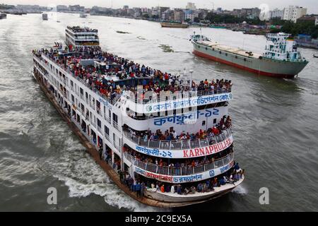 Dhaka. 31 juillet 2020. Des ferries remplis de voyageurs à destination de la maison sont visibles au terminal de lancement de Sadarghat à Dhaka, au Bangladesh, le 30 juillet 2020. À l'approche du festival d'Eid al-Adha, des centaines de milliers d'habitants de la capitale du Bangladesh ont afflué hors de la ville pour rejoindre le festival avec leur kith et leurs proches dans les maisons du village. Les musulmans du Bangladesh célébreront samedi Eid al-Adha dans le cadre de la pandémie COVID-19 qui se poursuit encore sans relâche dans le pays. Credit: Xinhua/Alay Live News Banque D'Images