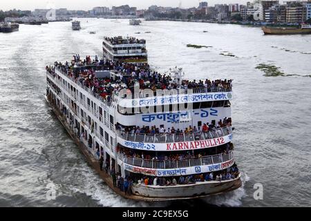 Dhaka. 31 juillet 2020. Des ferries remplis de voyageurs à destination de la maison sont visibles au terminal de lancement de Sadarghat à Dhaka, au Bangladesh, le 30 juillet 2020. À l'approche du festival d'Eid al-Adha, des centaines de milliers d'habitants de la capitale du Bangladesh ont afflué hors de la ville pour rejoindre le festival avec leur kith et leurs proches dans les maisons du village. Les musulmans du Bangladesh célébreront samedi Eid al-Adha dans le cadre de la pandémie COVID-19 qui se poursuit encore sans relâche dans le pays. Credit: Xinhua/Alay Live News Banque D'Images