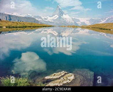 C'est la célèbre montagne du Cervin, vue depuis le lac alpin de Stelisee près du refuge de Fluhalp Hut, au-dessus de la station de vacances de montagne suisse de Zermatt dans le canton suisse du Valais, comme c'était en 1986 Banque D'Images