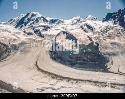 C'est le glacier Monte Rosa fortement crevé qui regarde vers les sommets de Lyskamm sur la gauche et les sommets jumeaux de Castor et Pollux situé près de la station de vacances de montagne suisse Zermatt dans le canton suisse du Valais comme il l'était en 1986 Banque D'Images