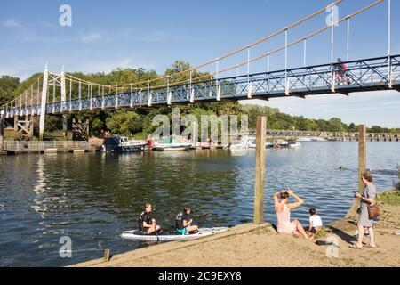 Une jeune famille à côté de la passerelle Teddington Lock sur la Tamise, Teddington, Angleterre, Royaume-Uni Banque D'Images