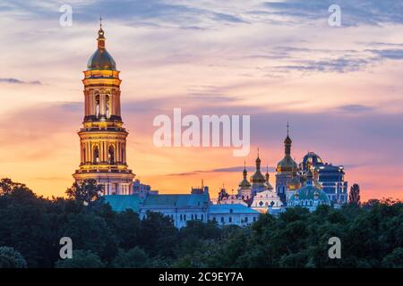 Vue sur la Tour du clocher de Kiev Pechersk Lavra au coucher du soleil. Banque D'Images