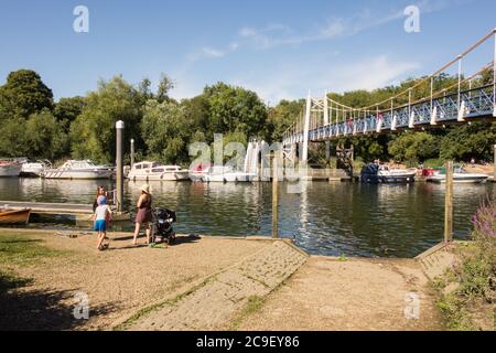 Une jeune famille à côté de la passerelle Teddington Lock sur la Tamise, Teddington, Angleterre, Royaume-Uni Banque D'Images