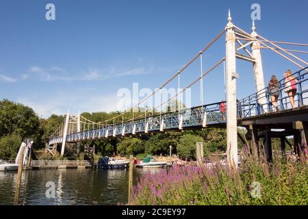 Des filles qui traversent la passerelle Teddington Lock sur la Tamise, Teddington, Angleterre, Royaume-Uni Banque D'Images