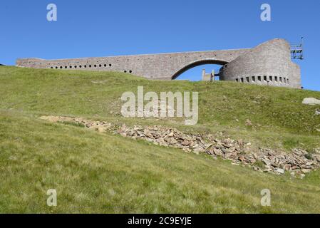 L'église moderne de l'archiekt Mario Botta sur le mont Tamaro en Suisse Banque D'Images