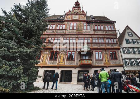 Tübingen, Allemagne - 24 décembre 2017 personnes se sont rassemblées en face de l'historique médiéval Rathaus (hôtel de ville) à côté d'un grand arbre de Noël Banque D'Images