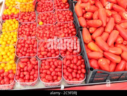 tomates rouges mûres en vente sur le marché local en été Banque D'Images