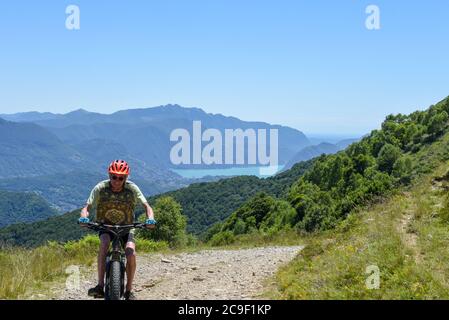 Mont Tamaro, Suisse - 22 juin 2020 : homme sur son VTT au Mont Tamaro, sur les alpes suisses Banque D'Images