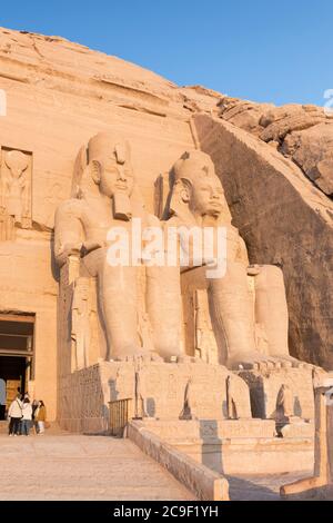 Statues colossales au grand temple de Ramsès II, Abu Simbel, Égypte Banque D'Images