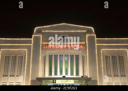 Jogjakarta, région spéciale de Jogjakarta, Indonésie - 16 juillet 2019 : entrée principale de la zone de vérification des billets de la gare centrale de Jogjakarta Banque D'Images
