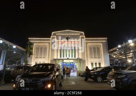 Jogjakarta, région spéciale de Jogjakarta, Indonésie - 16 juillet 2019 : entrée principale de la zone de vérification des billets de la gare centrale de Jogjakarta Banque D'Images