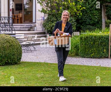 Pique-nique dans le jardin de la collection Reinhart, formée par Oskar Reinhart à Winterthur, Suisse Banque D'Images