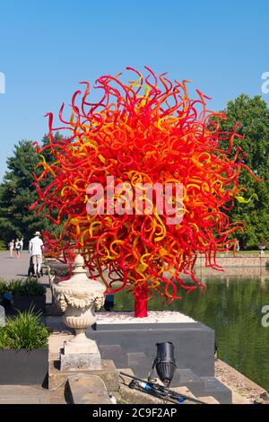 Kew Royal Botanical Gardens Iconic Dale Chihuly Reflections exposition en verre coloré sculptures art soleil été lac personnes réflexion Banque D'Images