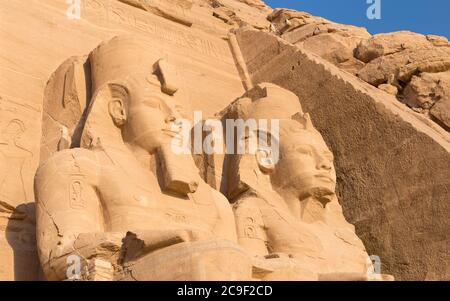 Statues colossales au grand temple de Ramsès II, Abu Simbel, Égypte Banque D'Images