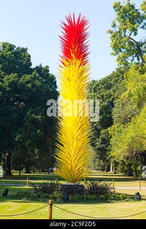 Kew Royal Botanical Gardens Iconic Dale Chihuly Reflections exposition en verre coloré sculptures art Scarlet et Yellow Icicle Tower Banque D'Images