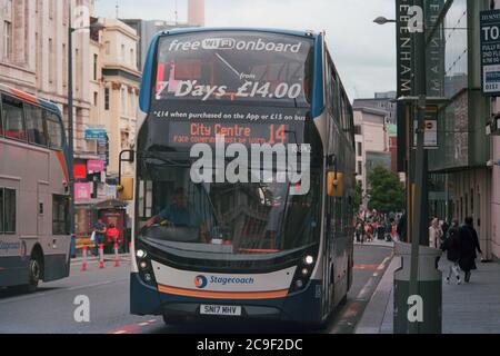 Liverpool, Royaume-Uni - 25 juillet 2020 : une ligne de bus à impériale Stagecoach 14 sur la rue. Banque D'Images
