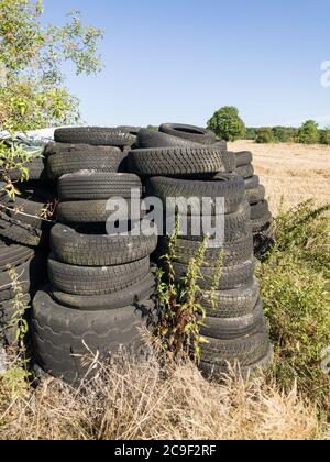 Des piles ou des piles de vieux pneus en caoutchouc usés dans la campagne rurale en Allemagne, en Europe occidentale Banque D'Images