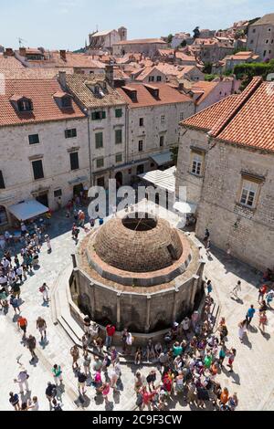 Dubrovnik, Croatie, comté de Dubrovnik-Neretva. La grande fontaine d'Onofrio. La vieille ville de Dubrovnik est un UNESCO World Heritage Site. Banque D'Images