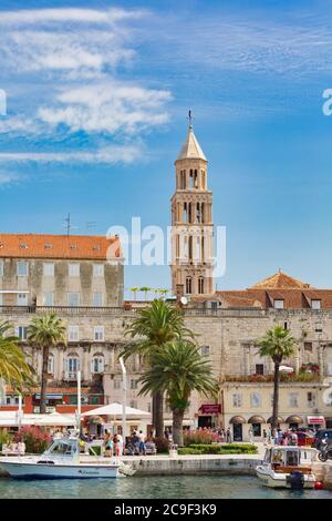 Split, côte dalmate, Croatie. Le port. La tour en arrière-plan est le clocher de la cathédrale Saint Domnius. Le centre historique de Split Banque D'Images