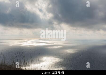 De beaux nuages gris au-dessus de la mer. Vue panoramique sur la mer et l'automne. Nuages bas de Cumulus et lumière du soleil. Ombre des nuages à la surface du wat Banque D'Images