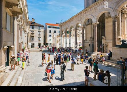 Split, Croatie, la côte dalmate. Péristyle ou Perestil Square. Le centre historique de Split est un UNESCO World Heritage Site. Banque D'Images