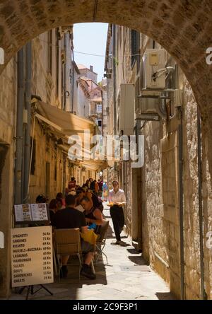 Dubrovnik, Comté de Dubrovnik-Neretva, Croatie. Dîner dans la vieille ville. Tables de trottoir. La vieille ville de Dubrovnik est classée au patrimoine mondial de l'UNESCO Banque D'Images
