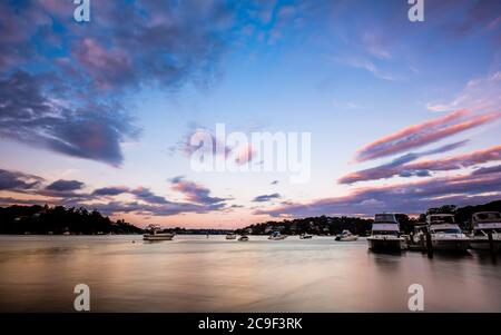 Coucher de soleil sur la jetée de Carina Bay, la marina et le fleuve Georges à Côme Banque D'Images