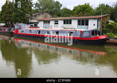 Des bateaux-canaux amarrés à Willowbridge Marina sur le Grand Union Canal à Stoke Hammond, Milton Keynes Banque D'Images