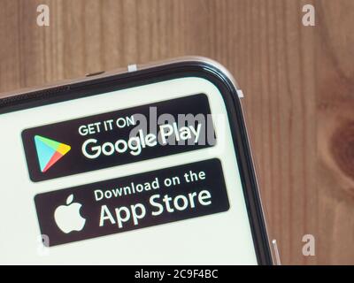 Moscou, Russie - Jule 29, 2020: Icônes Google Play et App Store sur l'écran du smartphone avec affichage infini. App Store et Google play sont des concurrents sur le marché des applications pour smartphones Banque D'Images