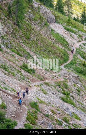 Randonneurs sur un sentier à flanc de montagne dans les dolomites Banque D'Images