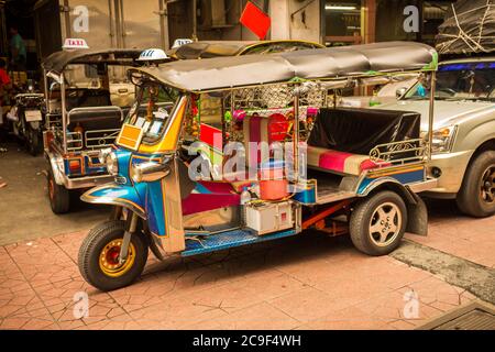 Vue des taxis populaires tuk qui attendent les clients dans la région de Sukhumvit, Bangkok, Thaïlande. Banque D'Images