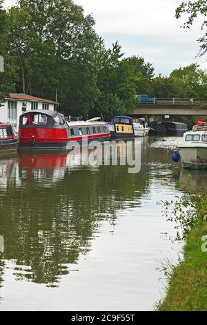 Des bateaux-canaux amarrés sur le canal de Grand Union à Stoke Hammond, Milton Keynes Banque D'Images