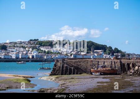 INSTOW, DEVON, Royaume-Uni - JUILLET 28 2020 : Appledore à distance, Instalow en premier plan. Banque D'Images