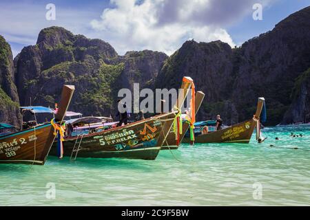 Bateaux à longue queue garés dans la baie Maya à Koh Phi, en Thaïlande Banque D'Images