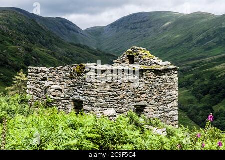 Une dpp et une hutte de berger abandonnée dans les collines près de Troutbeck dans le parc national du Lake District, Cumbria, nord-ouest de l'Angleterre Banque D'Images