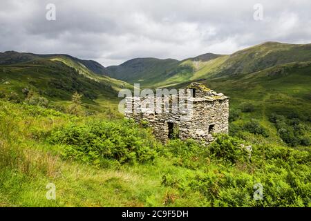Ruines désertes d'une cabane à bergers surplombant les étendues supérieures de la vallée de Troutbeck, dans le parc national de Lake District, Cumbria. Banque D'Images