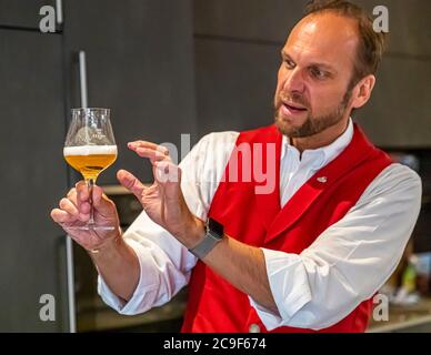 Dégustation de bière avec bière-Sommelier à Kemnath-Waldeck, Allemagne.Séminaire sur la bière au Hollerhöfe.Avec le bon verre de dégustation, explique le sommelier Georg Hiernickel, l'arôme complet d'une bonne bière peut être expérimenté Banque D'Images