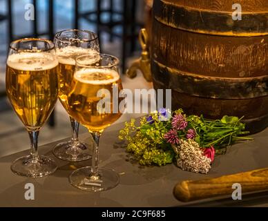 Fût de bière en bois fraîchement frappé avec un marteau en bois. Dégustation de bière avec bière-Sommelier à Kemnath-Waldeck, Allemagne Banque D'Images