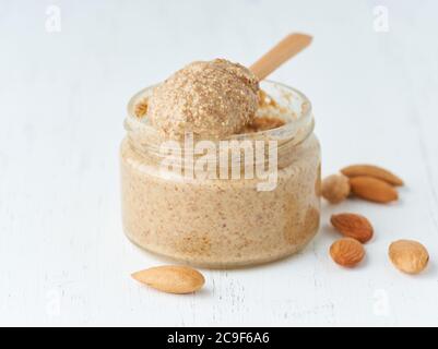 Beurre d'amande, pâte d'aliments crus à base d'amandes moulues dans du beurre de noix Banque D'Images